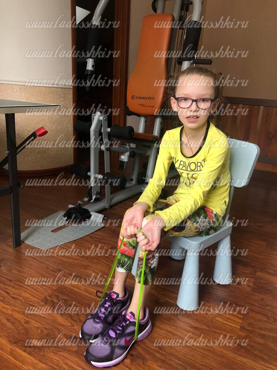 Выполняем упражнения с фитнес резинкой при косолапии!